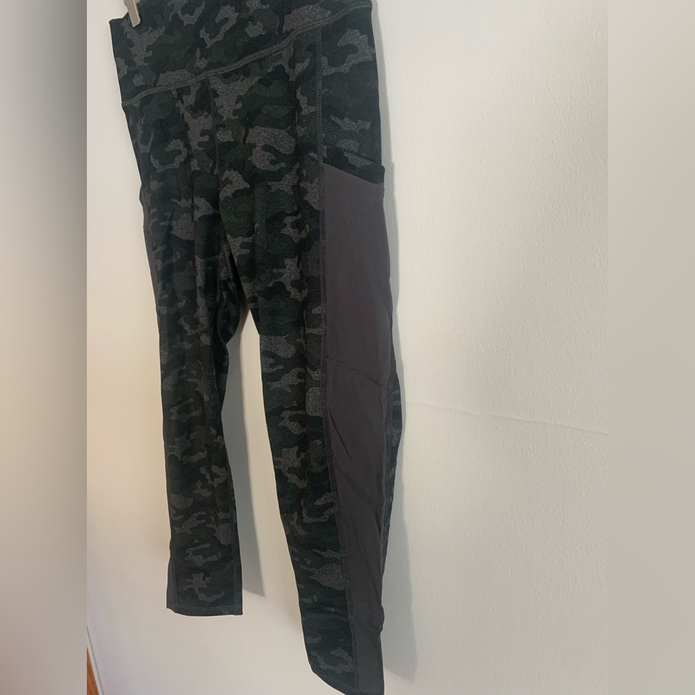Fabletics cropped leggings, Size L - Picture 2 of 3